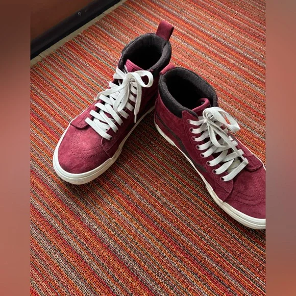 VANS Sk8-Hi Waterproof Insulated Shoe in size 8, red suede with brown trim. - Picture 3 of 7